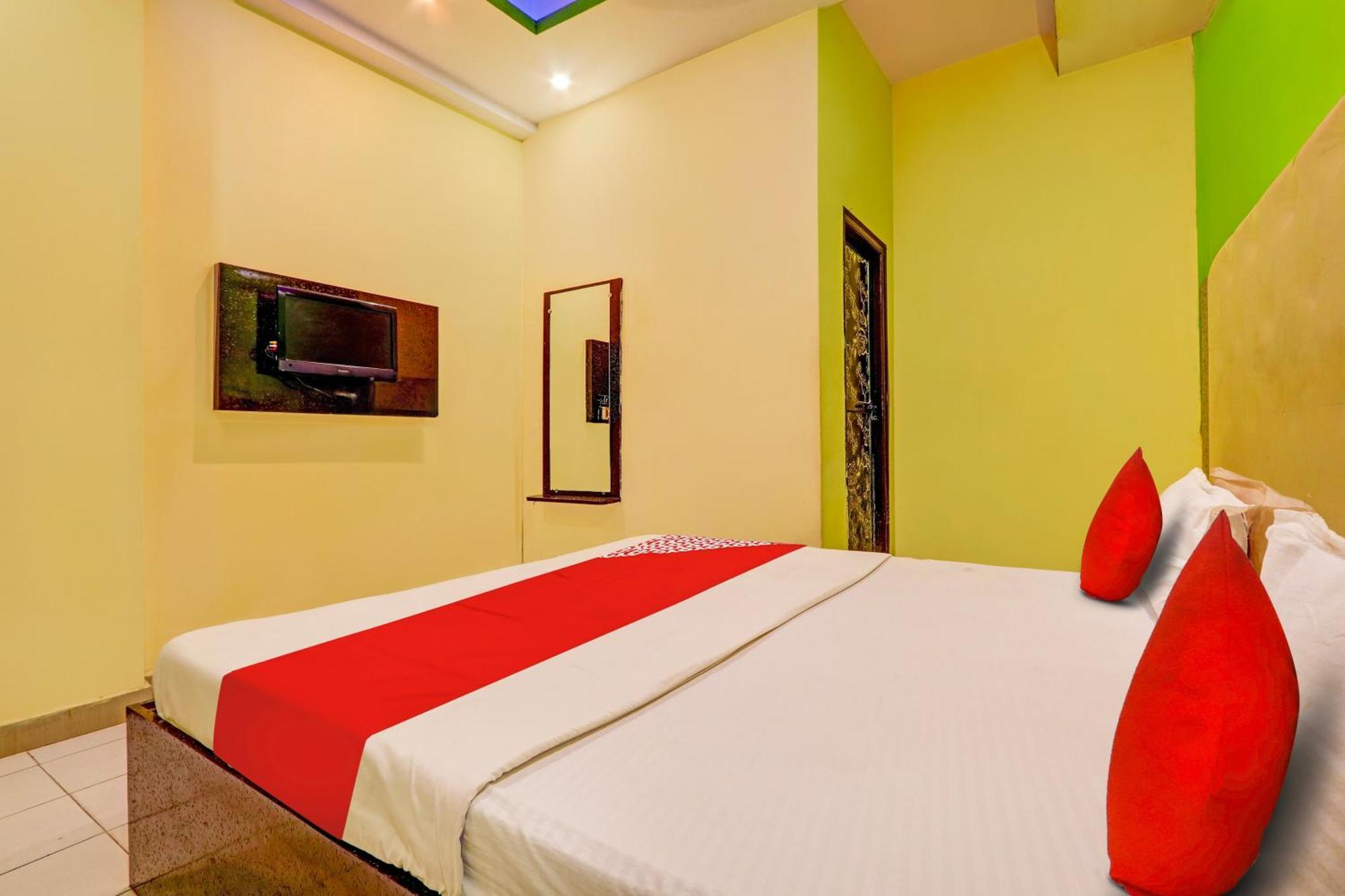 Oyo Flagship Hotel Samruddhi Lodge Nirmal  Екстер'єр фото