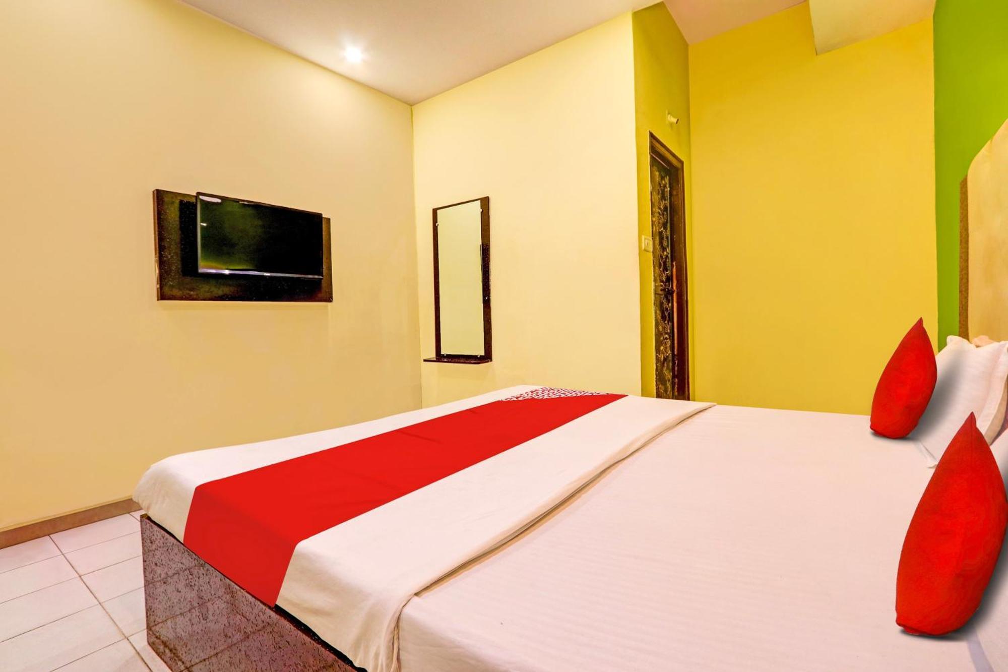 Oyo Flagship Hotel Samruddhi Lodge Nirmal  Екстер'єр фото